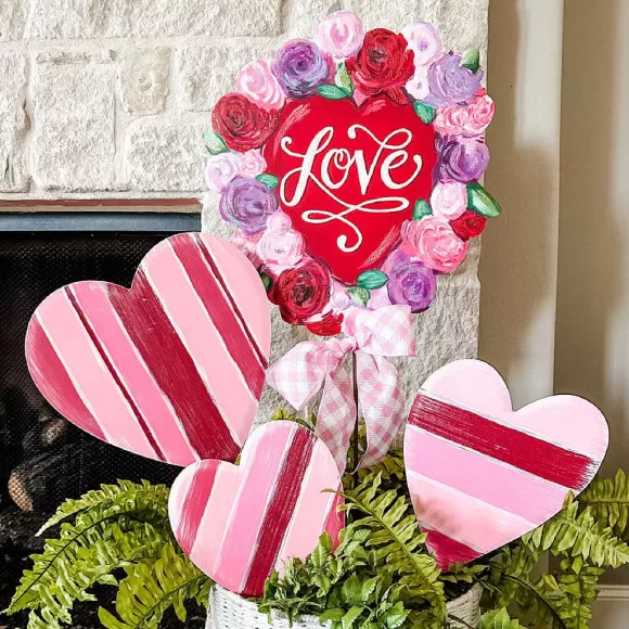 The Round Top Collection Wall Decor>Floral "Love" Heart